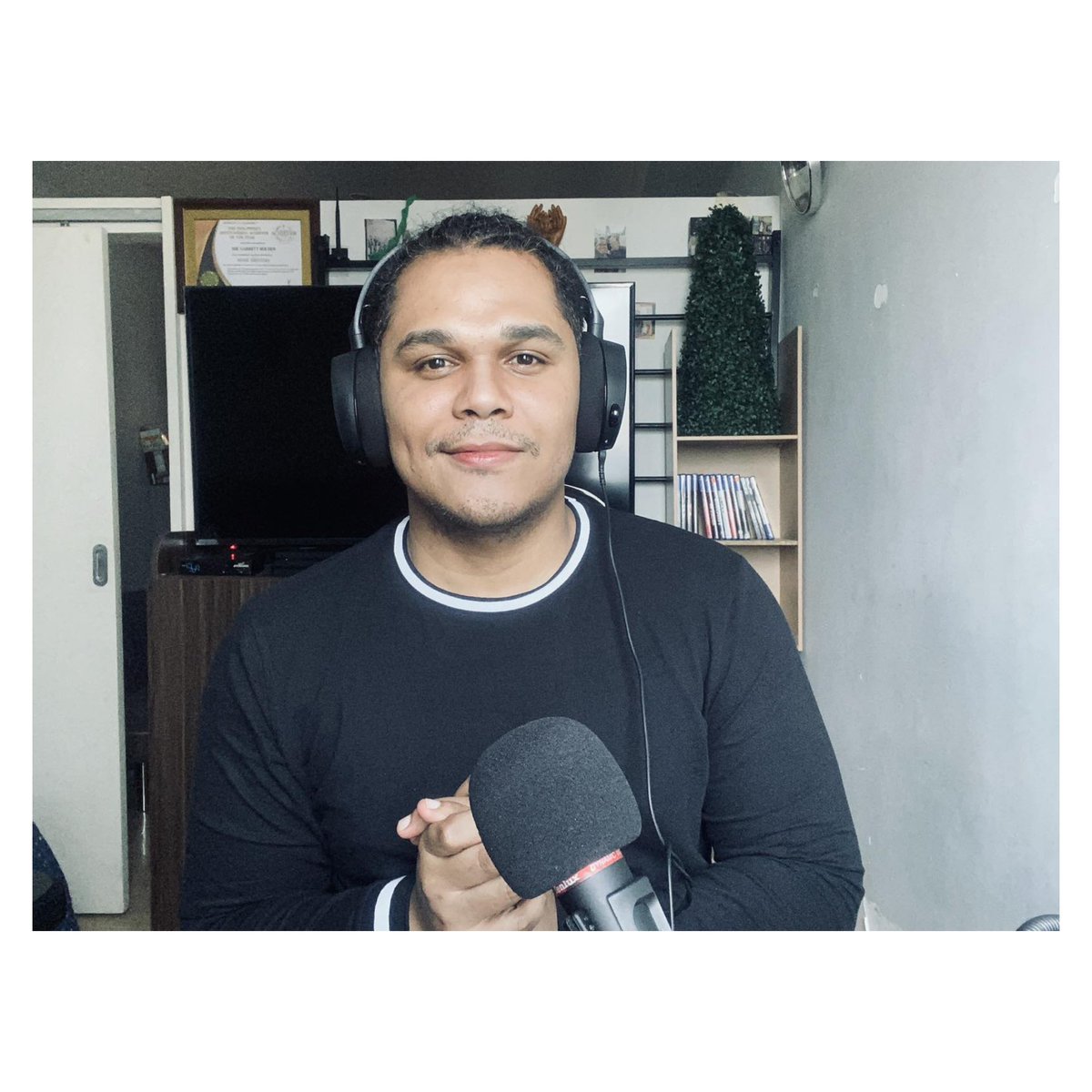 Sparkle_GMA's tweet photo. Kapuso Soul Balladeer #GarrettBolden during today's online blog con ✨
ICYMI: Garrett recently received the People's Choice Awards for Favorite New Male Artist at this year's #AwitAwards2020! ❤ https://t.co/narf8zvw4Z