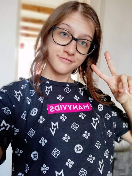 Okay soooo I apparently didn't post this sooner; I started a @ManyVids "Moving House" sale! All of my