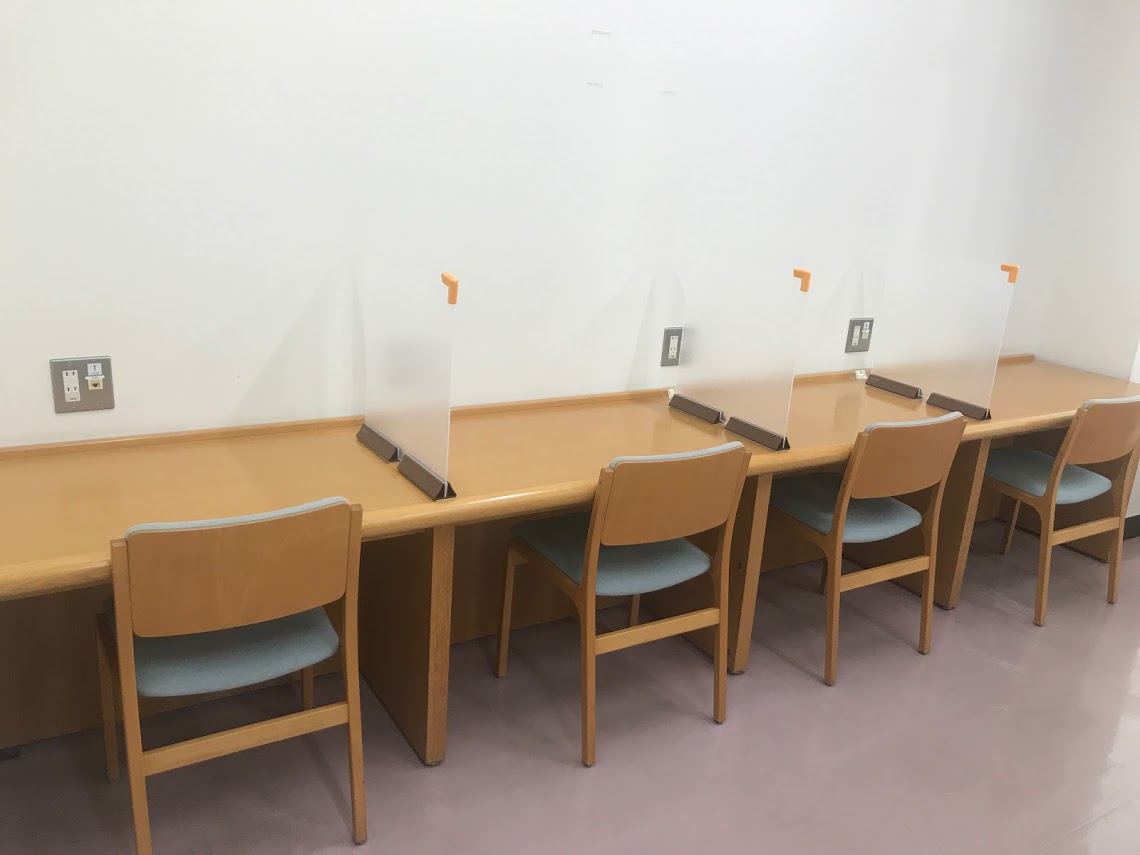 柏原市立図書館 国分 学習室 のパソコン席 Lanケーブル経由でインターネット接続ができて 電源がとれる席 に間仕切りを設け 4席使用できるようになりました また 3階閲覧室の窓際に1席あったパソコン席は 申込制 3時間制 になりました です