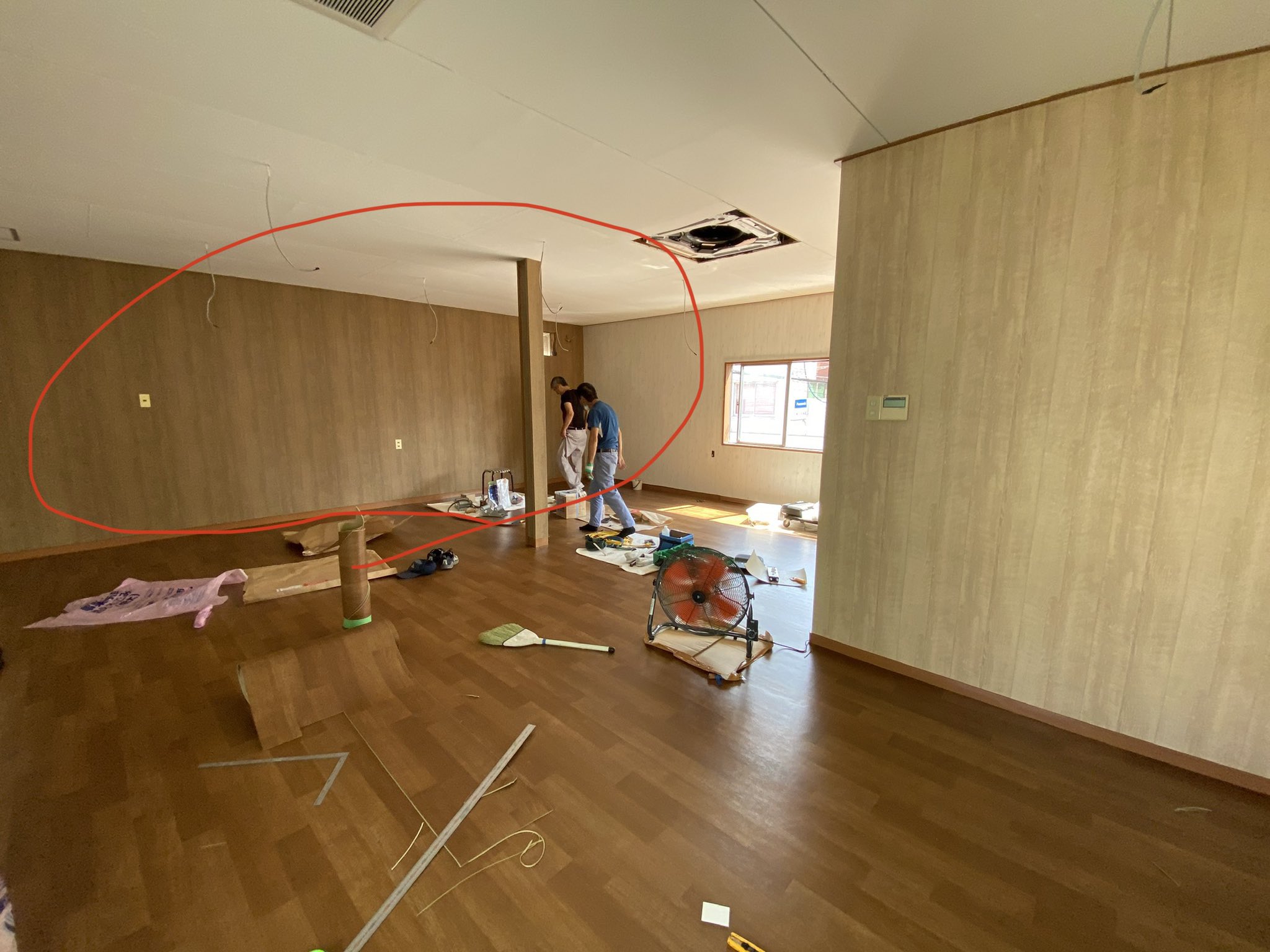 Twitter 上的 Oishi Haru 学びの引き出しはるラジオ ヨガスタジオオープン準備 あーやっちまったです 最後の最後に 床色を変更してしまい 奥の壁の色と 床が合わない 圧迫感が 柱はなぜか勝手に木目になってる リフォーム屋さんと話して 奥の壁は白い木目に変え