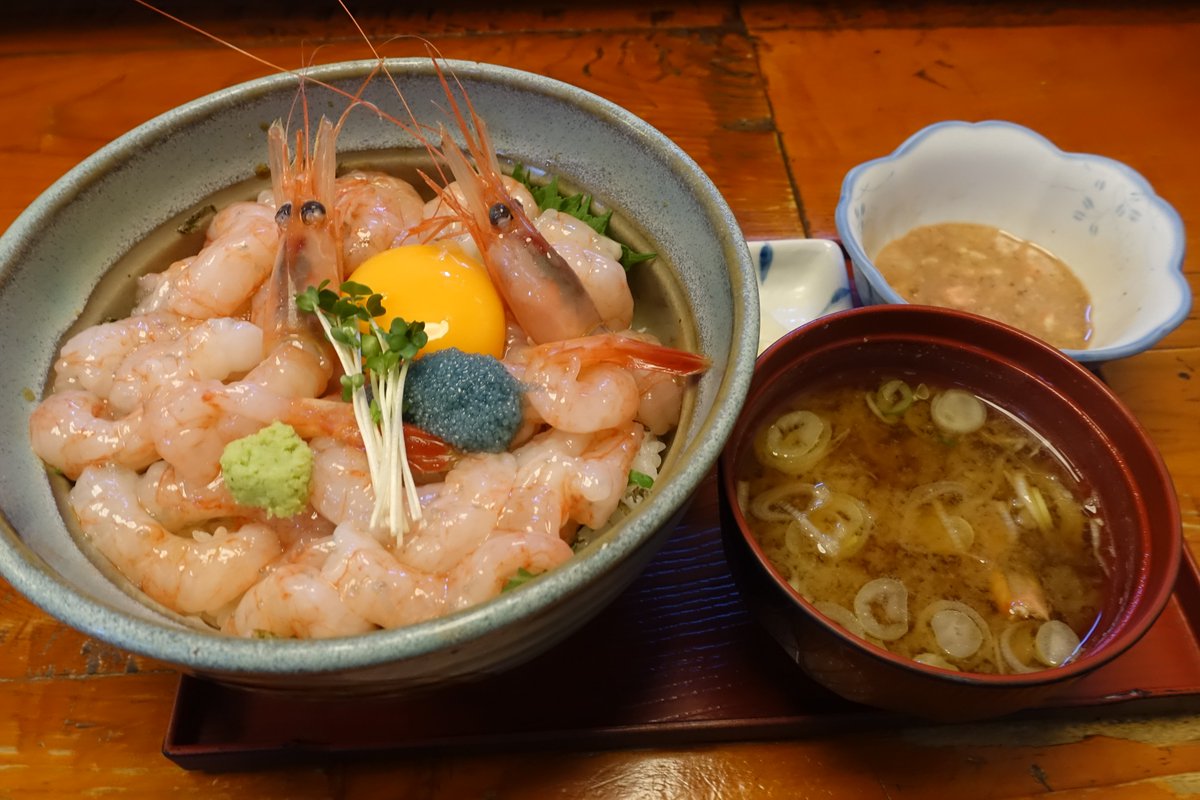 Aki 竹の家 山盛り甘海老丼 9月より底引き網漁が解禁となり 地物の新鮮な甘えびを匹以上を惜しげもなく使用 しかも新鮮だからこその海老味噌醤油が添えられる これをかけることで全体にコクが生まれ美味 味噌汁も甘海老入り 金沢は改めて良い
