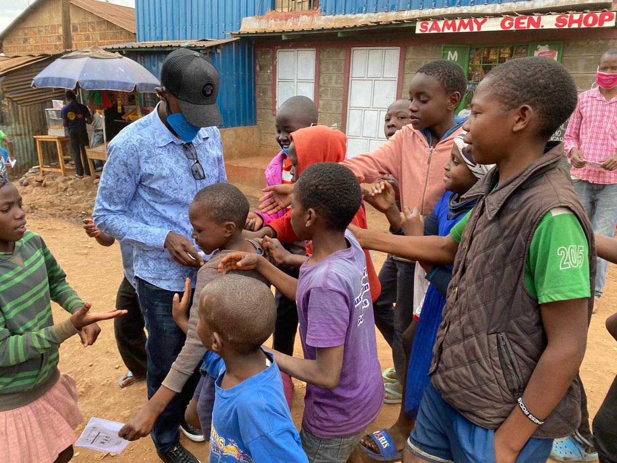 captdenno's tweet photo. Distribution of masks in various parts of the country courtesy of @USEmbassyKenya @USAmbKenya 
With @SirAlexMatere @ibara_agnes @hezron_mutugi @_kimnjugush 
#kunatumaini
#usamarafikifake https://t.co/0PB2dt0kgf