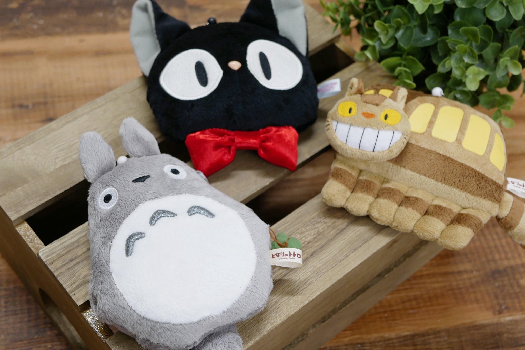 ジブリがいっぱい どんぐり共和国 公式 おすすめ商品 Icカードや定期券が入れられるリールパスケース トトロやジジ ネコバスのもこもこパスケースは存在感抜群 便利なリール付きでバッグにつけたままピッと改札を通れます リールパス