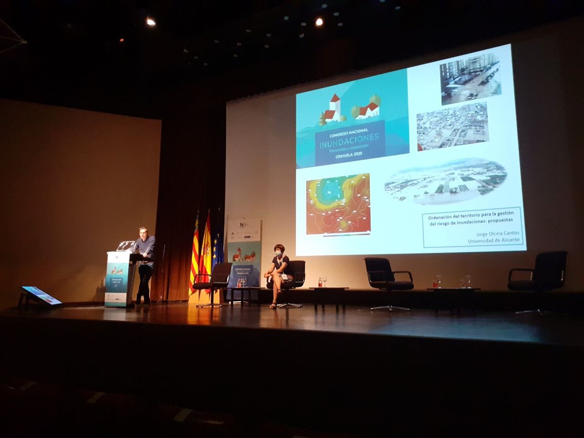 Congreso de Inundaciones en #Orihuela. Alcalde y presidente del Alicantón se echan la foto, sueltan su mitin y se van. Turno de Jorge Olcina, habla de cambio climático u ordenación del territorio, pero toda la élite política local y provincial se ha salido de la sala. Tremendo.