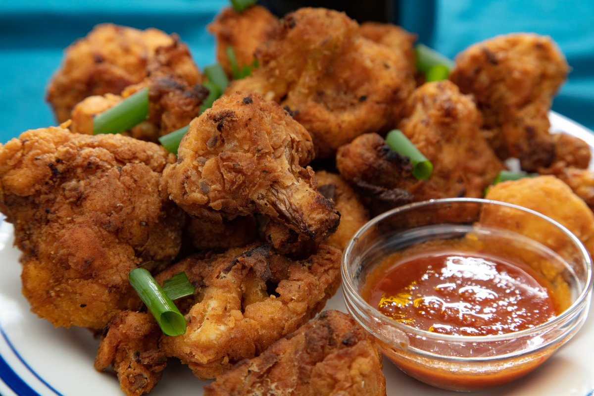 katie_ask's tweet photo. At long last! Here's my #vegan fried cauliflower #recipe! 

The secret? Make it like you would chicken wings - only it's plant-based! #veganjunkfood

https://t.co/xxMjPQfrtM https://t.co/Zi32VM2Zg7