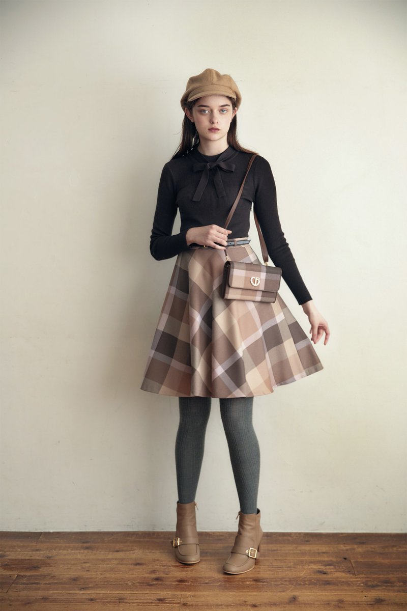 Blue Label Crestbridge 秋 のはじまり クローゼットに1番に用意したいのは 見ているだけで気分が高まるガーリッシュなワンピース リボン チェック フレアミニと 可愛い の要素がつまったデザインを ウエストのベルトが引き締めて T Co