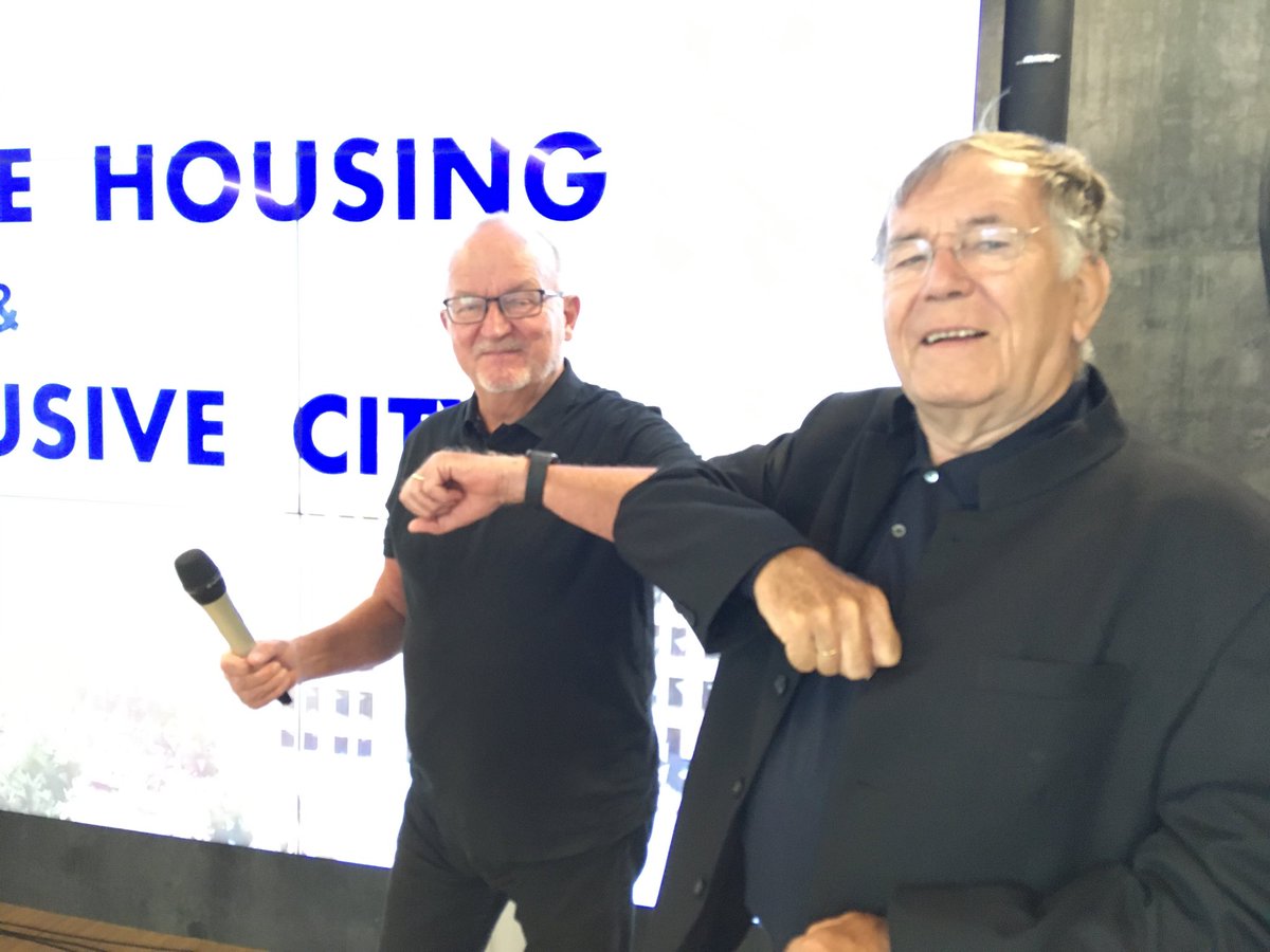 Now on air! ⭐️ Remembering safe distance and corona hand shakes! 👍🏻