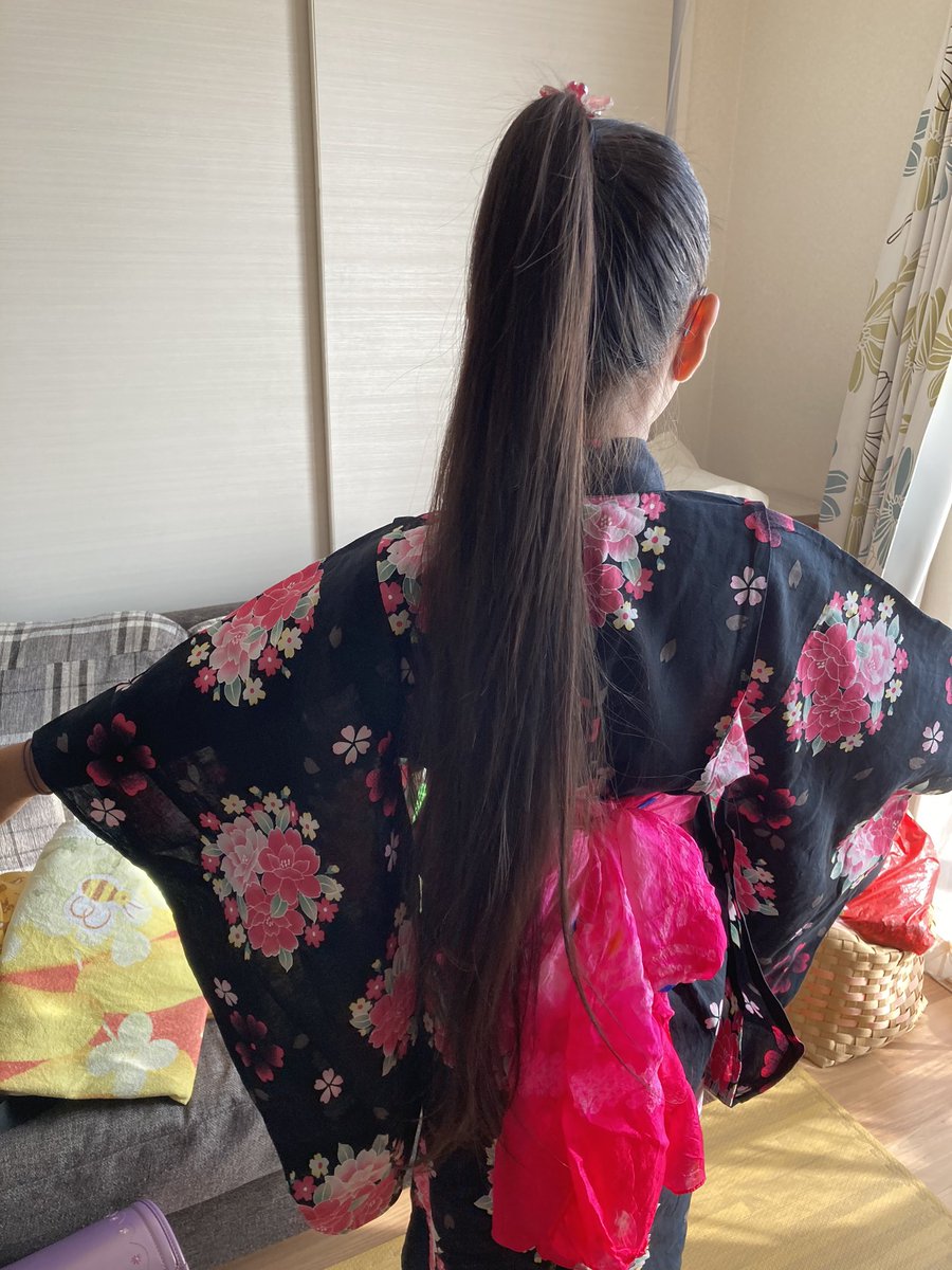 スマイルピース On Twitter 今日の髪型 ポニーテール 朝は別の髪型だったんですが 今日もまた秋祭りがあるので浴衣 ポニーテール に 私 母 の親友の娘からもらった髪飾り ロングヘアー ポニーテール 浴衣 秋祭り 小5