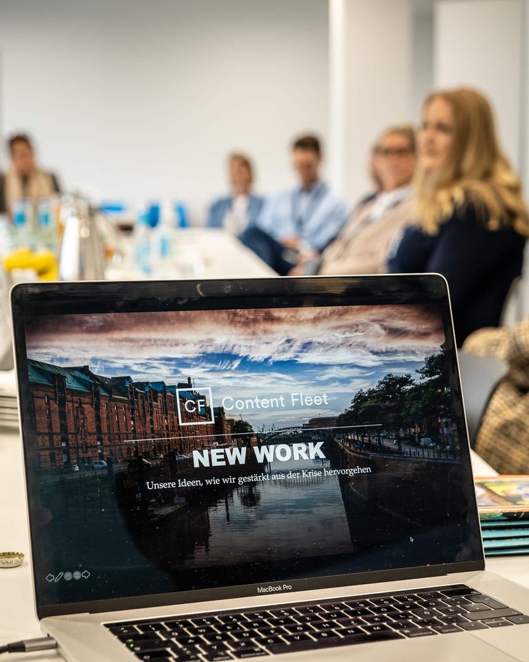 Gestern gab es eine spannende Diskussion beim #ContentClub bei uns im Haus.
Sabine Fäth, Gründerin der Autoren-Agentur SCRIBERSHUB lud 15 Medienprofis aus Hamburg ein, Philip, unser Geschäftsführer, referierte über "New Work" während und nach Corona.
