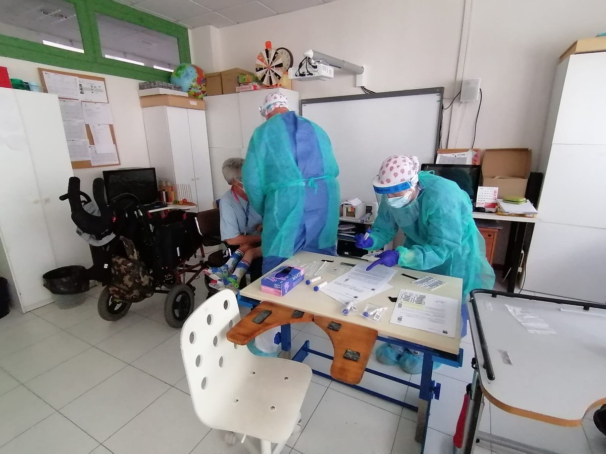 Para #vueltasegura en los CEE, la <a href="/ComunidadMadrid/">Comunidad de Madrid</a> está haciendo PCR a los alumnos. <a href="/riberasalud/">Ribera | Salud Responsable</a> estuvo en <a href="/atenpace/">atenpace 💚</a>. Agradecemos su profesionalidad para hacer fácil la PCR a nuestros niños, que se ganaron una happy face por lo bien que se portaron. #orgullososdenuestrosalumnos