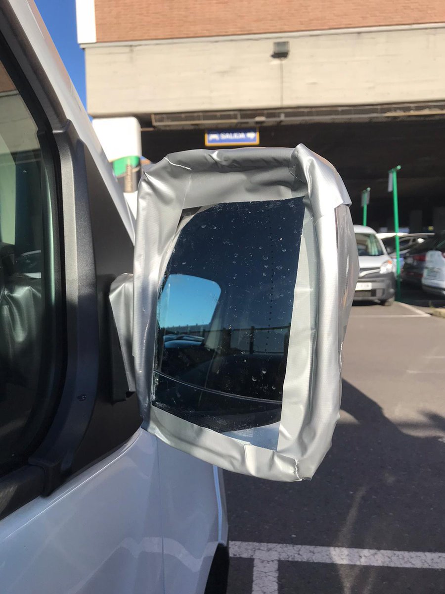 macraviotto's tweet photo. @Europcar_ES_AC PELIGROSO Y LAMENTABLE estado del vehículo de alquiler, me lo entregaron con el retrovisor roto, PEGADO CON CINTA ADHESIVA y sin pasar la revisión, ademas de quemaduras en la tapicería y golpes en todas partes. https://t.co/NJo2gFbADx