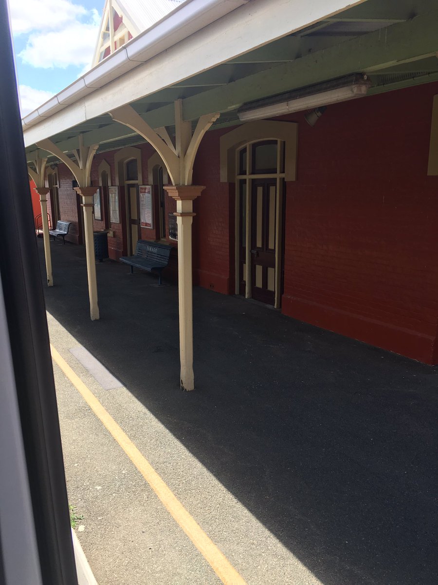 I liked the old, almost British style  #RailwayArchitecture, pleasant views & evocative telegraph lines. But this is not a serious intercity link. At the  #Sydney end, this train has to slip between  @TrainsInfo suburban trains on the busy  #SydneyTrains network. So what’s the sitch?