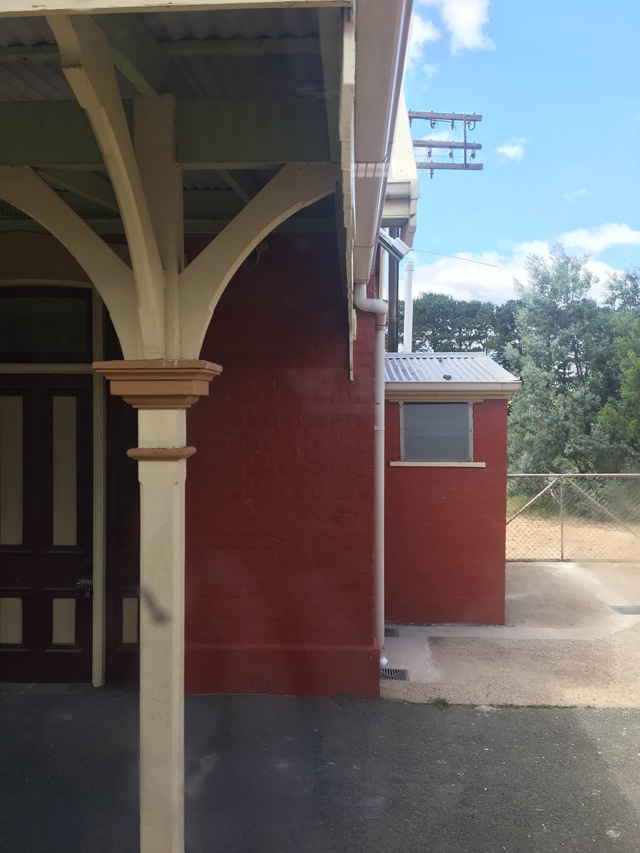 I liked the old, almost British style  #RailwayArchitecture, pleasant views & evocative telegraph lines. But this is not a serious intercity link. At the  #Sydney end, this train has to slip between  @TrainsInfo suburban trains on the busy  #SydneyTrains network. So what’s the sitch?