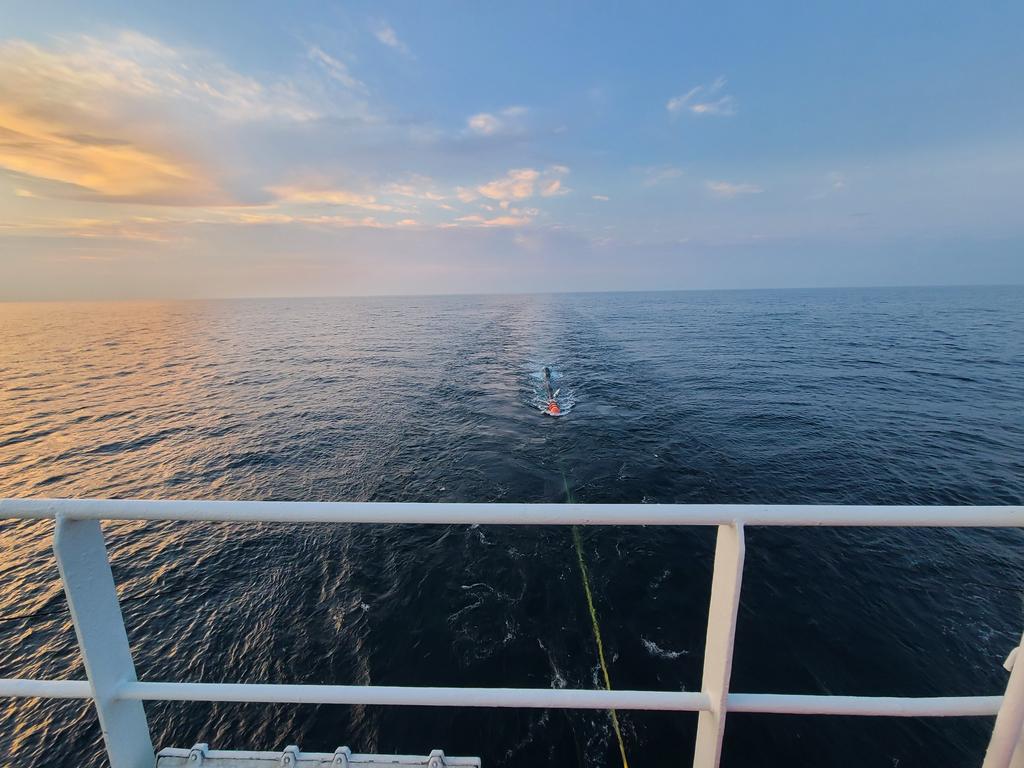 Deniz__cukur's tweet photo. What a great day to collect 3D seismic data!! #KIGAM, #Marine geophysics #3D seismic https://t.co/3Zx7EUmihH