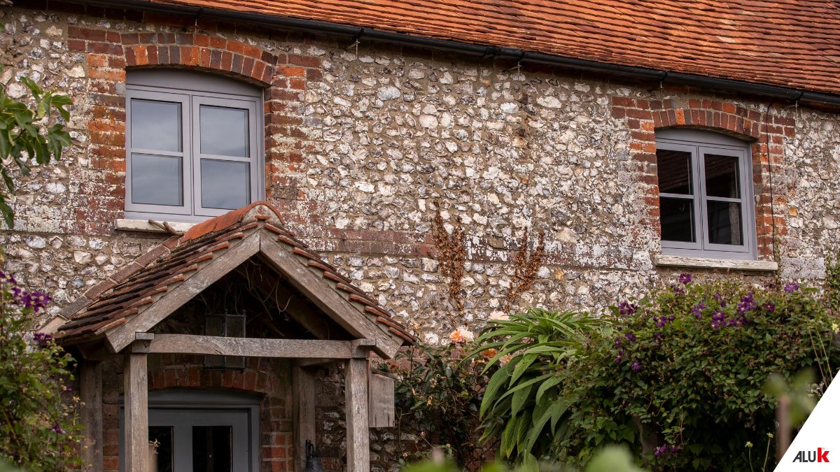 AluK_GB's tweet photo. We're thrilled to see our 58BW Flush window in this beautiful 19th century flint cottage renovation. The 58BW frame with an ultra slim 45mm sightline on the sash and 24mm on the frame replaced the old timber frames of this home -bit.ly/3hki0ki

 @CWGChoices @AllumsProperty https://t.co/x0Ia9xf4t3