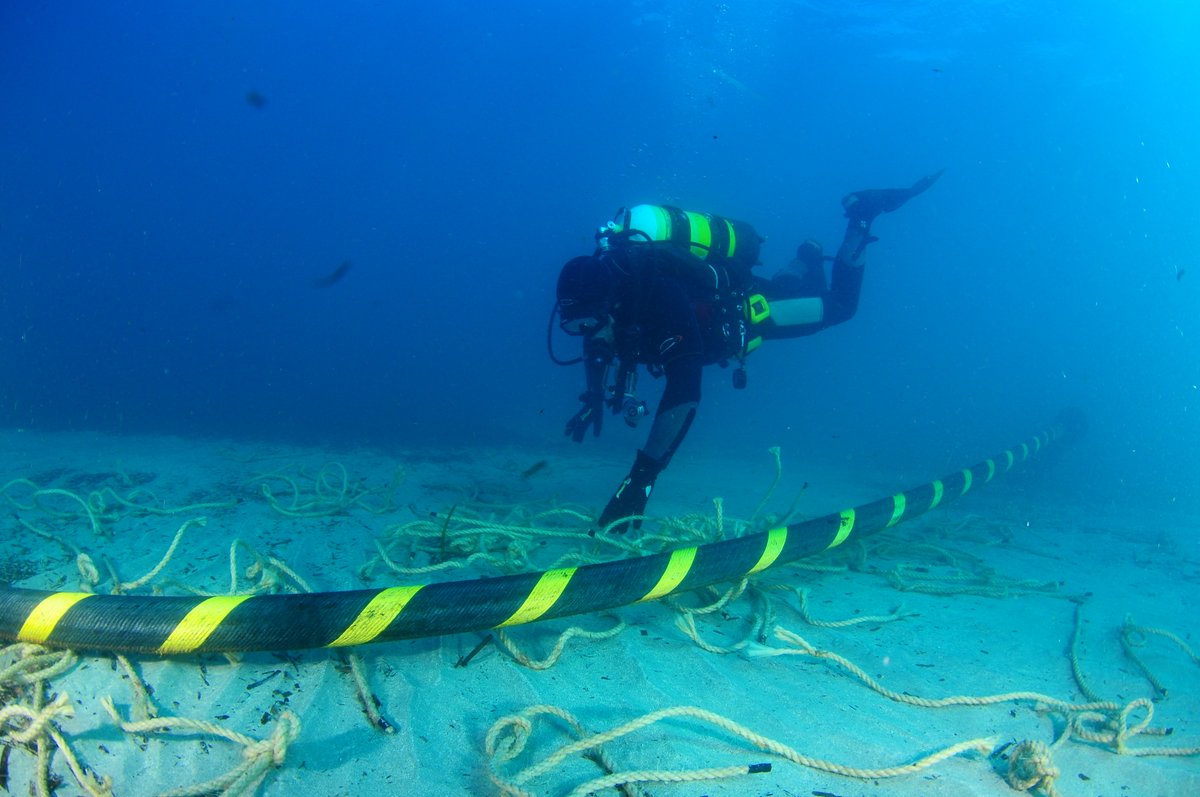 🆕 Un proyecto piloto con @unizar @UAHes y #AragónPhotonics ha desvelado que los cables de fibra óptica de los enlaces submarinos podrían detectar movimientos sísmicos. 👉El hallazgo revolucionará el estudio de la #sismicidad marina y reforzará nuestra seguridad. ➕ Hilo ⬇️
