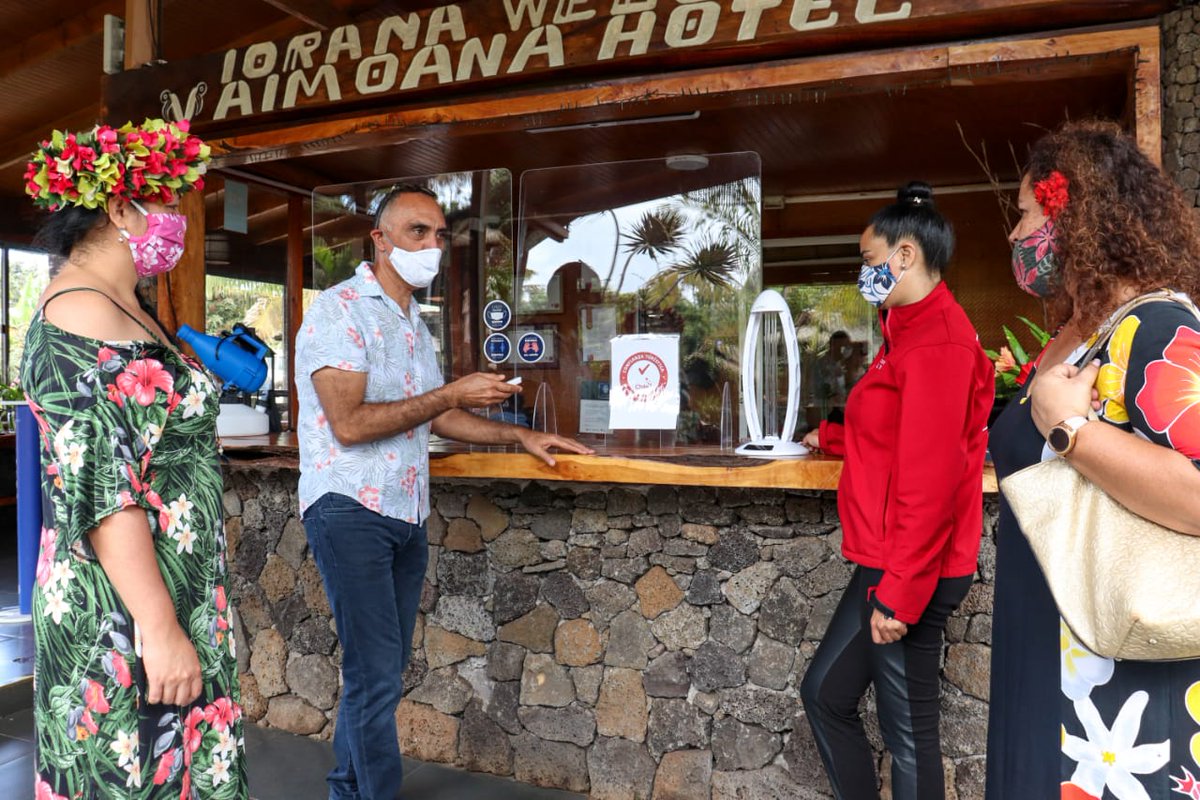 ct_rapanui's tweet photo. 📌 Protocolos sanitarios para activar un plan piloto de los servicios privados hacia un turismo local de la isla.
Gobernadora provincial Laura Tarita Rapu junto con Maeva Ika - Sernatur y nuestra Presidenta Maima Rapu Tching Chi Yen, hicieron una visita de varios alojamientos. https://t.co/MoYtPX0oDR