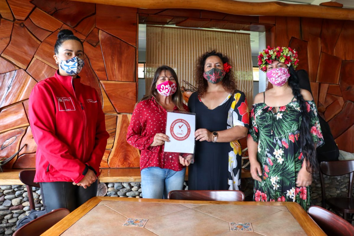 ct_rapanui's tweet photo. 📌 Protocolos sanitarios para activar un plan piloto de los servicios privados hacia un turismo local de la isla.
Gobernadora provincial Laura Tarita Rapu junto con Maeva Ika - Sernatur y nuestra Presidenta Maima Rapu Tching Chi Yen, hicieron una visita de varios alojamientos. https://t.co/MoYtPX0oDR