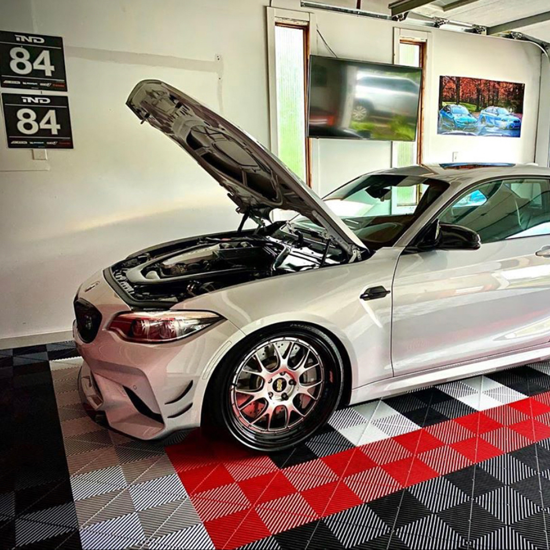 Swisstrax's tweet image. hockenheim_m2c on instagram loves parking on his new Swisstrax floor. And we couldn&apos;t be happier with it turned out. 😎
.
.
.
#Swisstrax #ModularFloor #CheckeredDesign #BMW #Ribtrax #RacingRed #PearlSilver #JetBlack #ArcticWhite