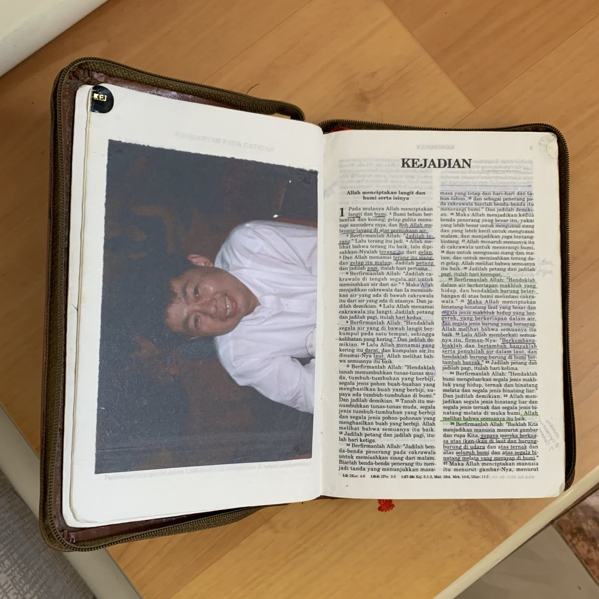 level bucin yang gue mau : 

nyokap gue nempel foto bokap gue di halaman pertama alkitabnya. (Foto ini kurang lebih udah dari tahun 2000). 

Katanya biar dia selalu inget, berkat &amp; hadiah paling indah dari Tuhan untuk dia. 

❤️