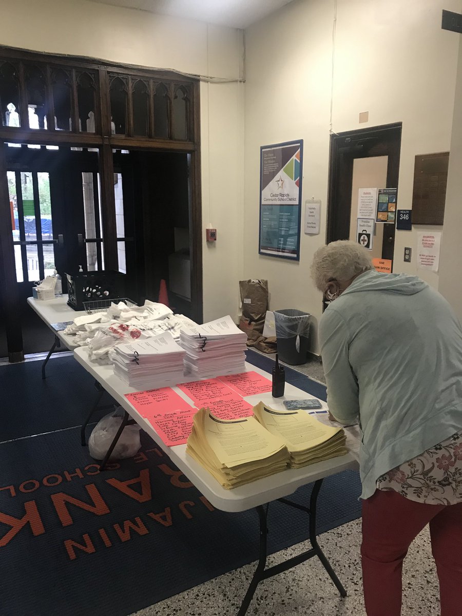 FranklinBolts's tweet photo. Our staff is ready to meet families and distribute devices. We’ll be there from 9-12 today, 12-5 on Friday, and 9-12 on Saturday. #FMSBoltPride https://t.co/ZVQbhzNgGo