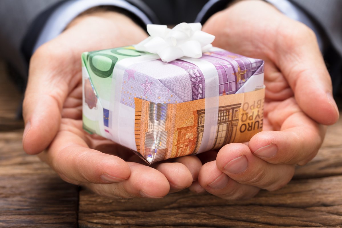 Depuis le 30 juillet 2020, un nouvel abattement de 100 000 € s’applique en cas de #donation de sommes d’#argent versées à des proches. Ce dispositif temporaire s’applique dans 3 situations. Toutes les infos sur notaires.fr/fr/actualit%C3… #notaires #notariat #fiscalité #transmission
