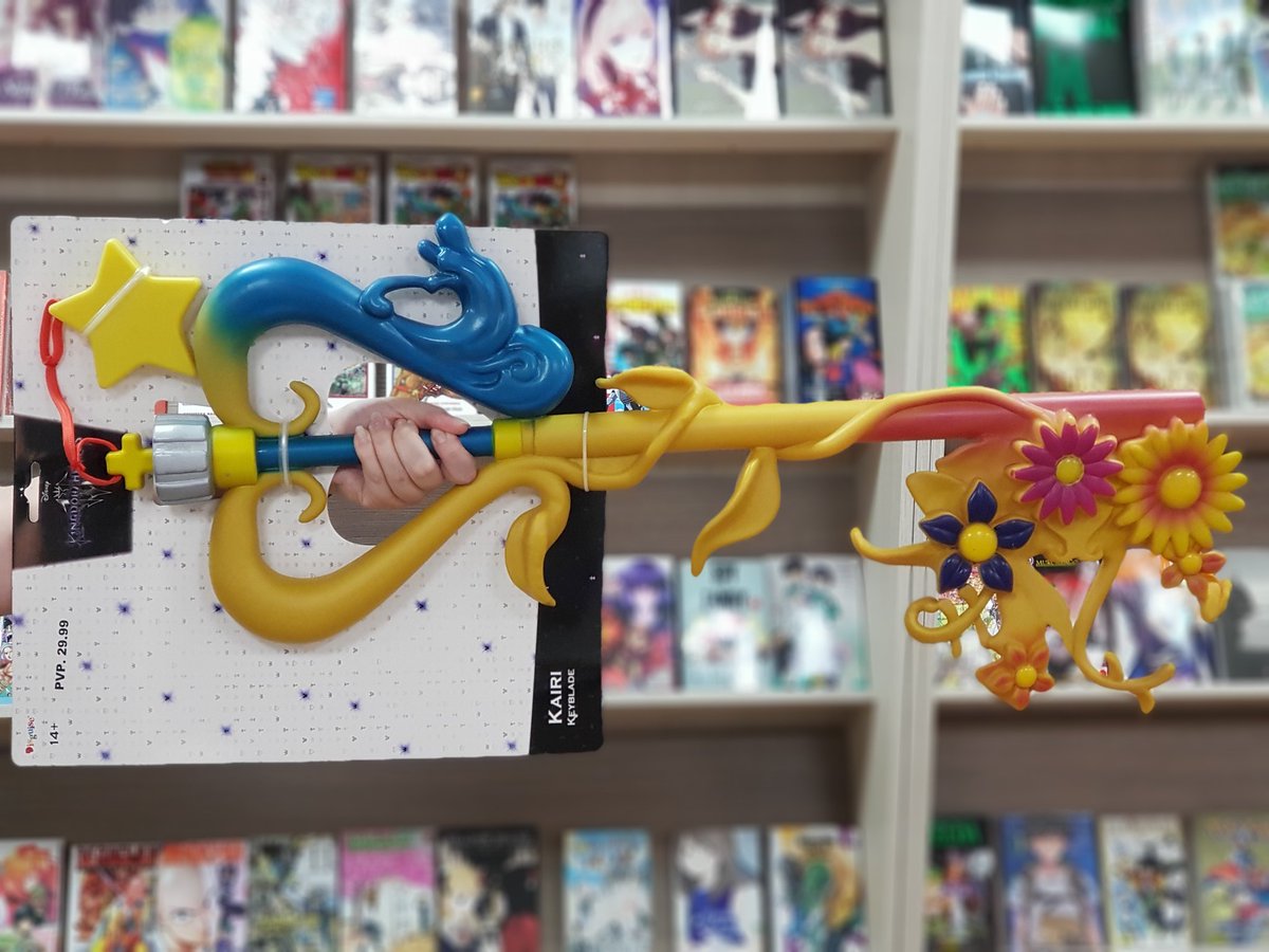 madakibacomics's tweet photo. ♥️🔑¿Quien quiere ser el próximo elegid@ de la llave espada de #KingdomHearts de #Kairi ?

Lo tienes fácil
🔑 Síguenos
🔑 comenta nombrando a tres amigos y diciéndonos tu personaje favorito de la saga
🔑Da fav y retuitea este tuit

El 01.10 daremos ganador, ¡mucha suerte a todos! https://t.co/KathlnX15n
