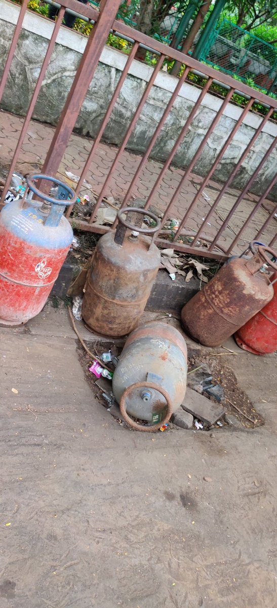 Today there was Gas likeage spell coming near Poiser Gym khana ,This might be bcz of lodding and unloading of gas cylinder but I feel we should look into it and take care as many people come for walk and it might be harmful.
#BMC #Mahanagargas #Gopalshetty #mumbaifirebriget
