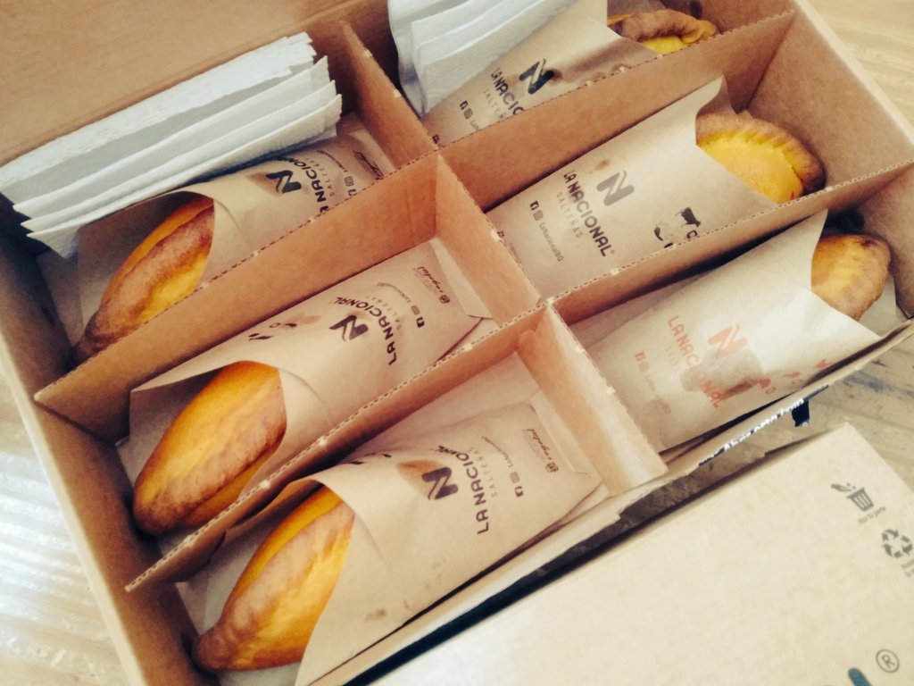 Leonaypeleona's tweet photo. Desde hoy, las salteñas oficiales en casa! Esas salteñas entran por los ojos, la presentación, los detalles, el sabor!
Búsquenlos en FB y en IG como lanacionalbo. Están de lujo! https://t.co/LstrLy9mfw