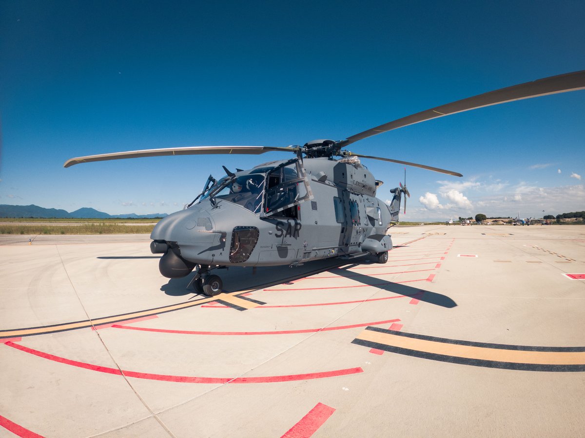 Centervol1's tweet photo. Pit stop from our friends of @AirbusHeli @AirbusDefence on their way to Albacete to deliver this brand new NH90 aircraft ready for Military Rescue Service for @EjercitoAire 🚁
#LEGE #GRO #GIRONA #airbus #helicopter #defence #airbusmilitary #military #militaryaircrafts #airdefence https://t.co/n5gKsBozqM