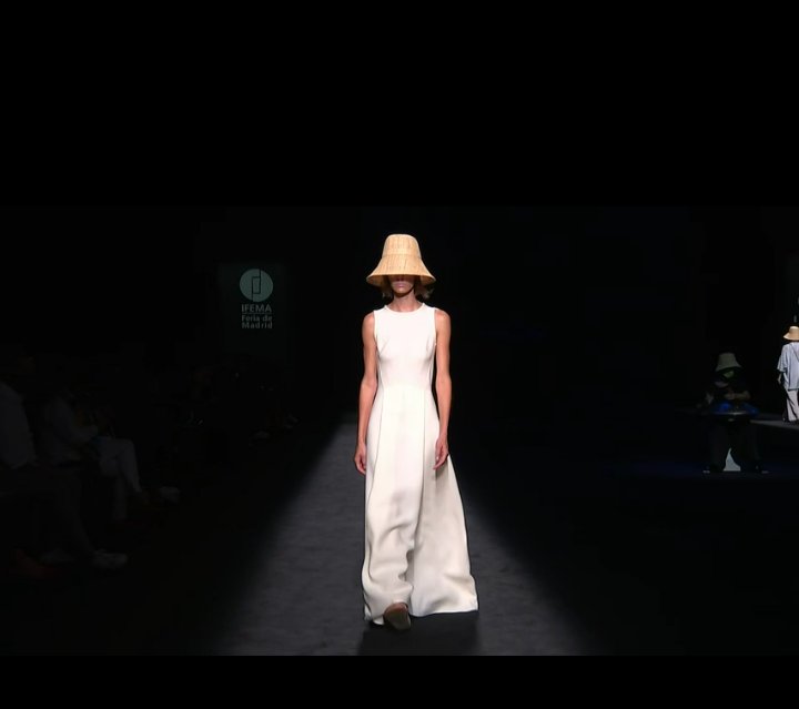 APasarelas's tweet photo. Una mirada al origen , nos plantea un cambio radical de rumbo , un renacer , reiniciar en un espacio diseñado para ser libres.
@devotaylomba
@MBFWMadrid #ArteyPasarelas #madridESmoda https://t.co/QTvMJskX4h