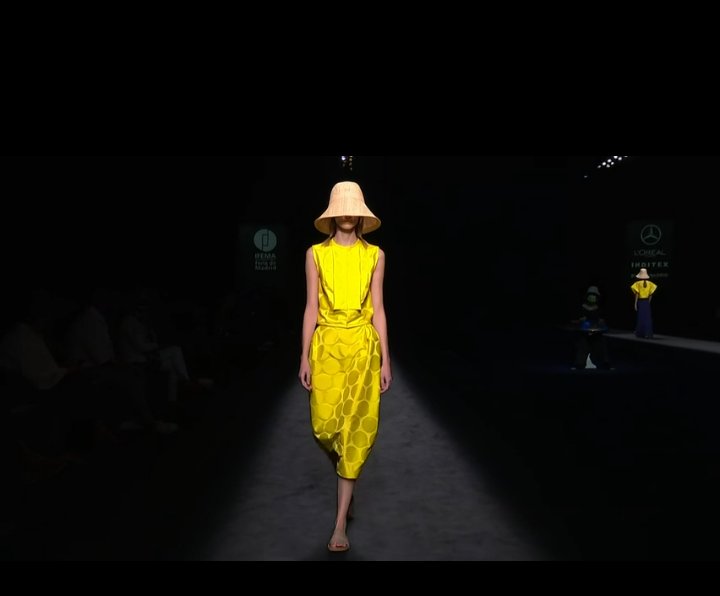 APasarelas's tweet photo. Una mirada al origen , nos plantea un cambio radical de rumbo , un renacer , reiniciar en un espacio diseñado para ser libres.
@devotaylomba
@MBFWMadrid #ArteyPasarelas #madridESmoda https://t.co/QTvMJskX4h