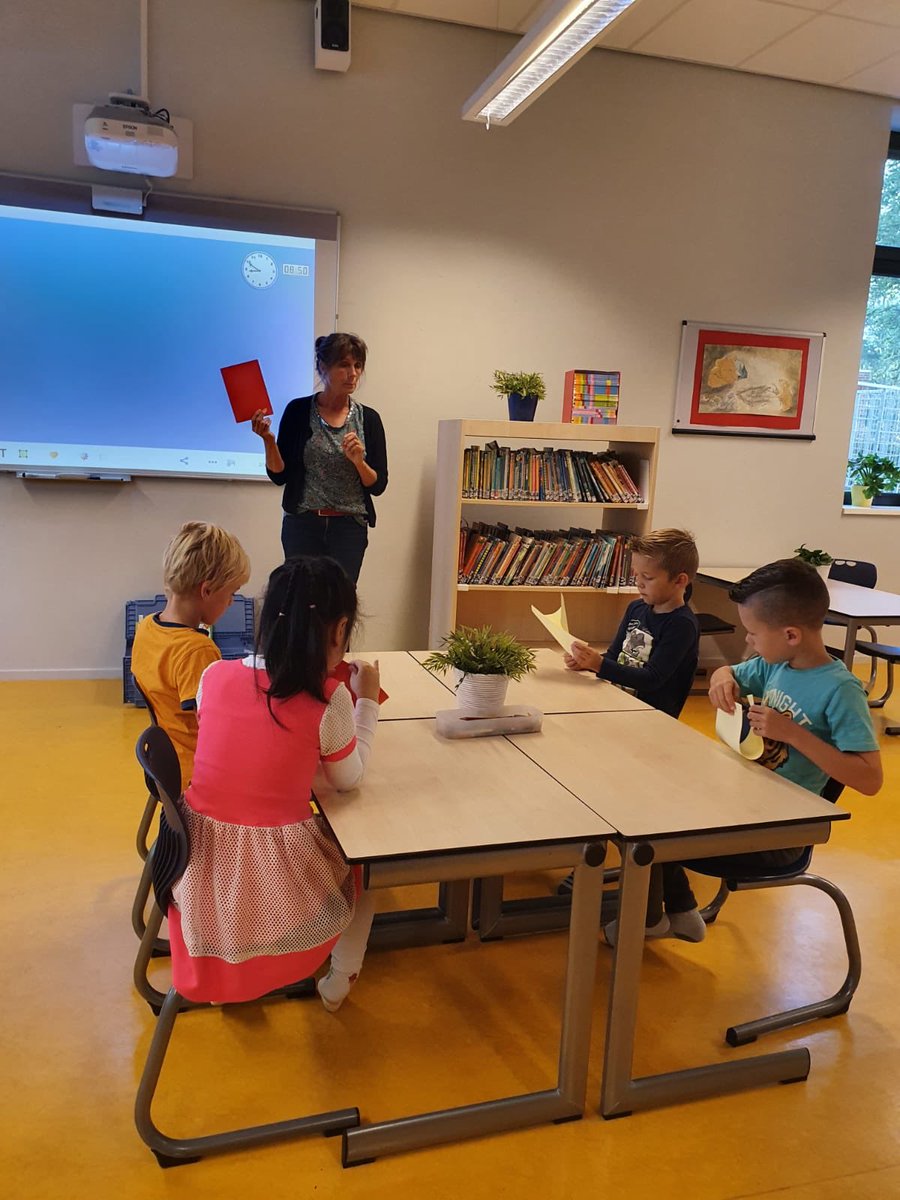 @gem_epe, <a href="/StichtingProo/">Stichting Proo</a> @BiebNoordVeluwe, CREATIEF SCHRIJVEN: groep 4 van de Hoge Weerd in Epe kozen hun lievelingsletter, bedachten daar woordjes mee en maakten er vervolgens zinnen of een verhaaltje van! Knap! De kist met creatieve boeken blijft nog in de klas ter inspiratie