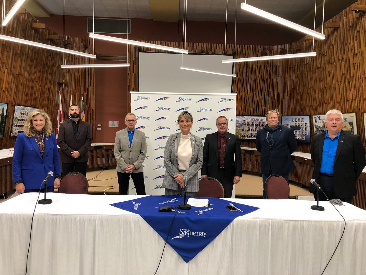 CegepChicoutimi's tweet photo. FRONT COMMUN💪 
La @VilledeSaguenay veut protéger les programmes exclusifs d'ATM du @CegepJonquiere 🎙 et notre Centre québécois de formation aéronautique ✈️.

C'est ce qu'a annoncé la mairesse Mme. @JoseeNeron1 à l’hôtel de ville avec les 2 directeurs généraux. #dec #atm #cqfa https://t.co/wdIXxggful