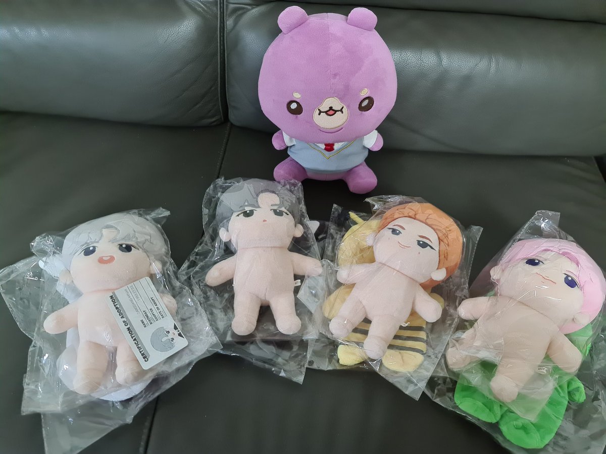 monbebeESG's tweet photo. [sg only]

hi friends! so we accidentally ordered a few extra dolls 🥴🥴🥴🥴 selling at 35 SGD per doll! comes with the outfit + birth cert (?)

have MH CK JH HW

bottom pics are how they look w the costumes on 😗✌🏻

dm if interested!:)

#MONSTAX #민혁 #주헌 #창균 #형원 https://t.co/5TuLEoBnc4