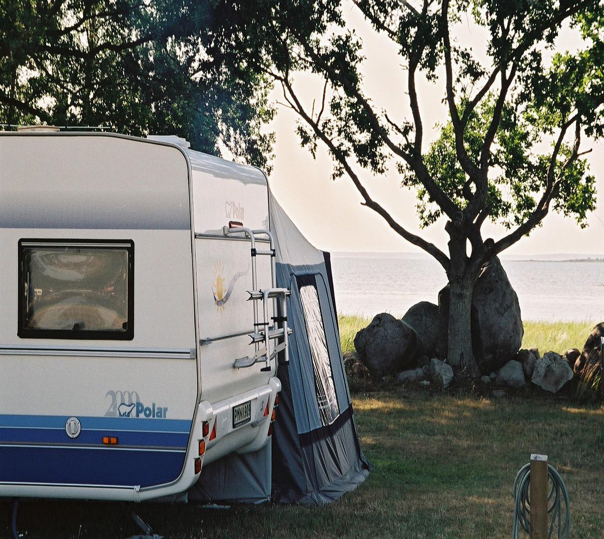 CampingSE's tweet photo. Njut av sensommaren på Öland. På grund av Covid-19 har Ölands Skördefest officiellt blivit inställd men många hantverkare, gårdsbutiker och konstnärer kommer även i år öppna sina dörrar för besök i mindre skala den 24-27 september. Boende hittar du här: https://t.co/f5nYaoNNJY https://t.co/L46UR0Yqws