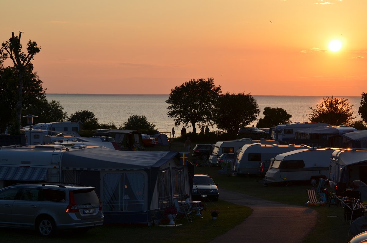 CampingSE's tweet photo. Njut av sensommaren på Öland. På grund av Covid-19 har Ölands Skördefest officiellt blivit inställd men många hantverkare, gårdsbutiker och konstnärer kommer även i år öppna sina dörrar för besök i mindre skala den 24-27 september. Boende hittar du här: https://t.co/f5nYaoNNJY https://t.co/L46UR0Yqws