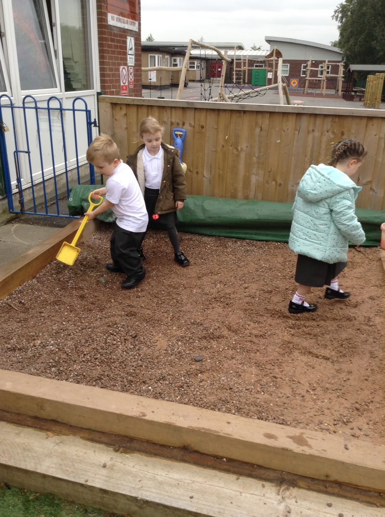 clifton_sch's tweet photo. It's been a fantastic first day in #CliftonReception Here are some of the things we've been getting up to #learningthroughplay #ourfirstday https://t.co/CAg11L3CGq