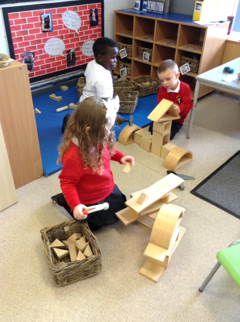 clifton_sch's tweet photo. It's been a fantastic first day in #CliftonReception Here are some of the things we've been getting up to #learningthroughplay #ourfirstday https://t.co/3RuZnV22v1