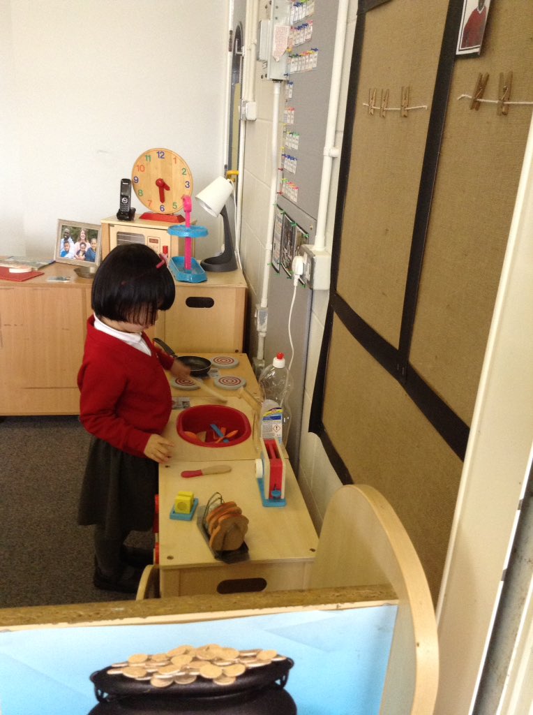 clifton_sch's tweet photo. It's been a fantastic first day in #CliftonReception Here are some of the things we've been getting up to #learningthroughplay #ourfirstday https://t.co/3RuZnV22v1