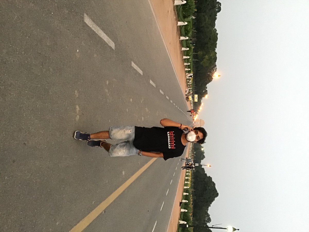 AbheerAnuj's tweet photo. I m at India gate from 5.30pm to till now!poster n gathering allow ni kiya police ne bt they r very polity n cooperative @anubha1812 mam ne yaha p rahne ko bola h isiliye hun.she said kuch bt horahi h internal,literally idk I will here at 8:30pm.#DelhiChaloStudents #neetpostpone https://t.co/XPCFeuXmTm