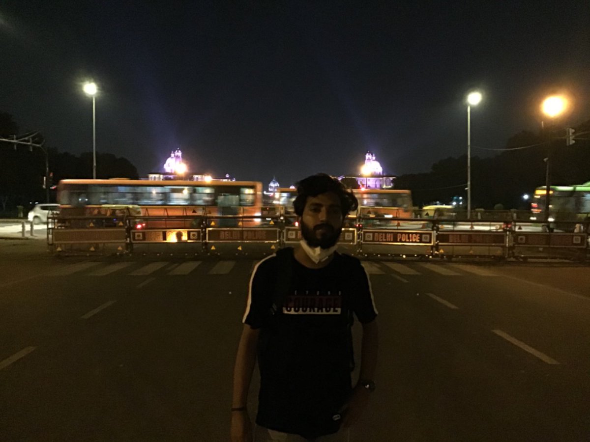 AbheerAnuj's tweet photo. I m at India gate from 5.30pm to till now!poster n gathering allow ni kiya police ne bt they r very polity n cooperative @anubha1812 mam ne yaha p rahne ko bola h isiliye hun.she said kuch bt horahi h internal,literally idk I will here at 8:30pm.#DelhiChaloStudents #neetpostpone https://t.co/XPCFeuXmTm