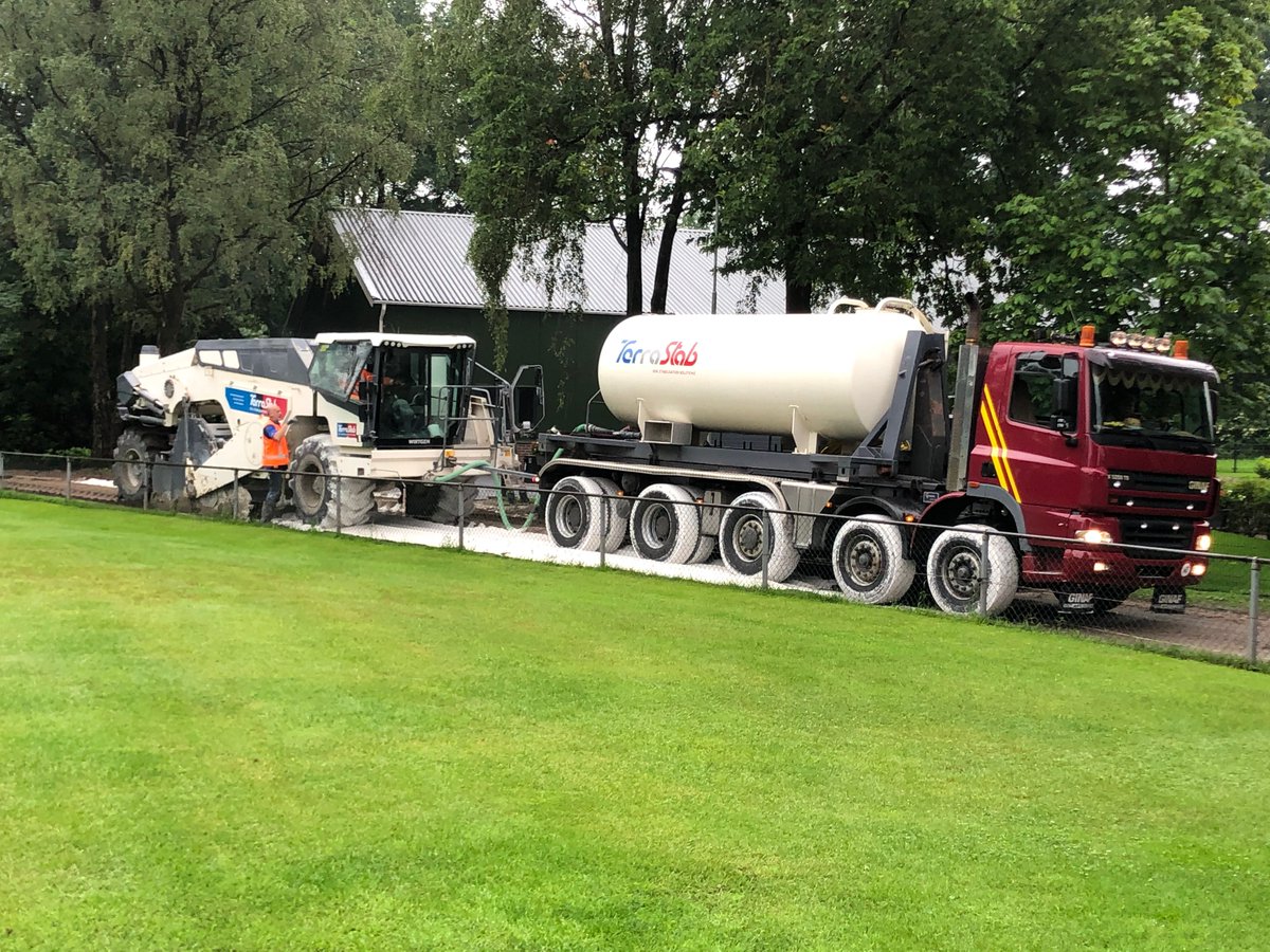 terrastab's tweet photo. Iedere bodemsamenstelling vraagt om specifieke bindmiddelen voor een stabilisatie. Gedurende het werkproces houden we de eigenschappen van het materiaal nauwlettend in de gaten, zodat de weersomstandigheden geen invloed hebben op de samenstelling van het mengsel. https://t.co/xFxynBzJps