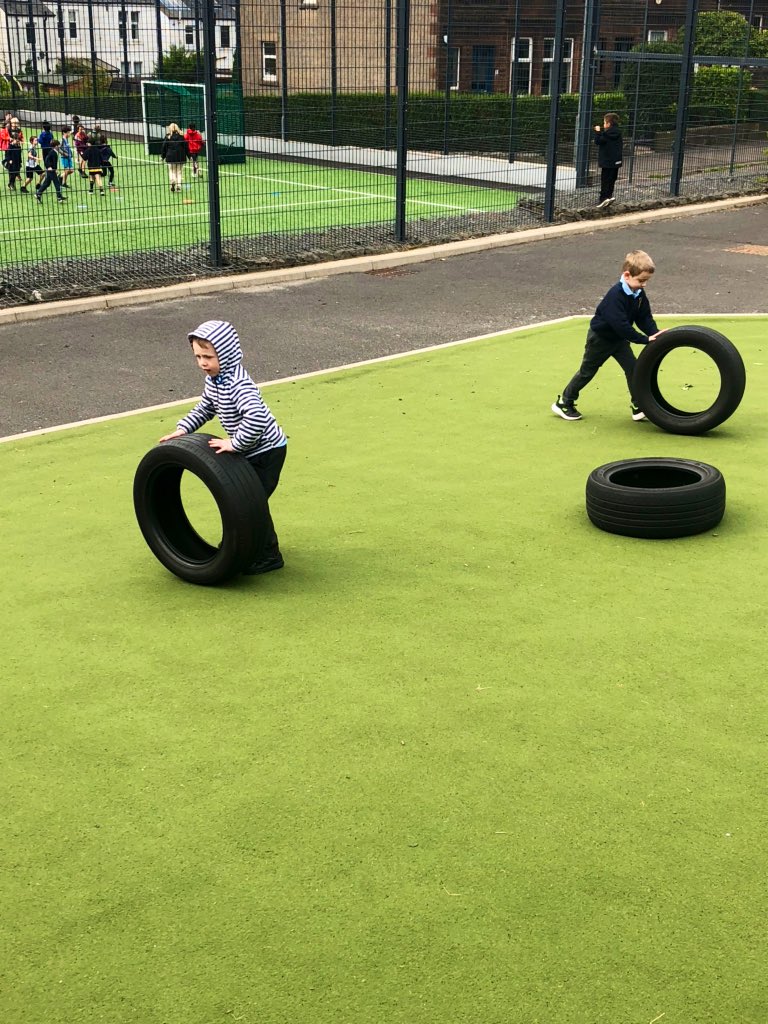 BroomhillPSG's tweet image. P1 had great fun in the playground during their outdoor learning afternoon session today 🌳🌲 With their loose parts they built trains, surfboards, boats and many other modes of transport🚣‍♀️ 🚂 🏄‍♂️ and made huge waves to sail and surf on 🚢 🌊