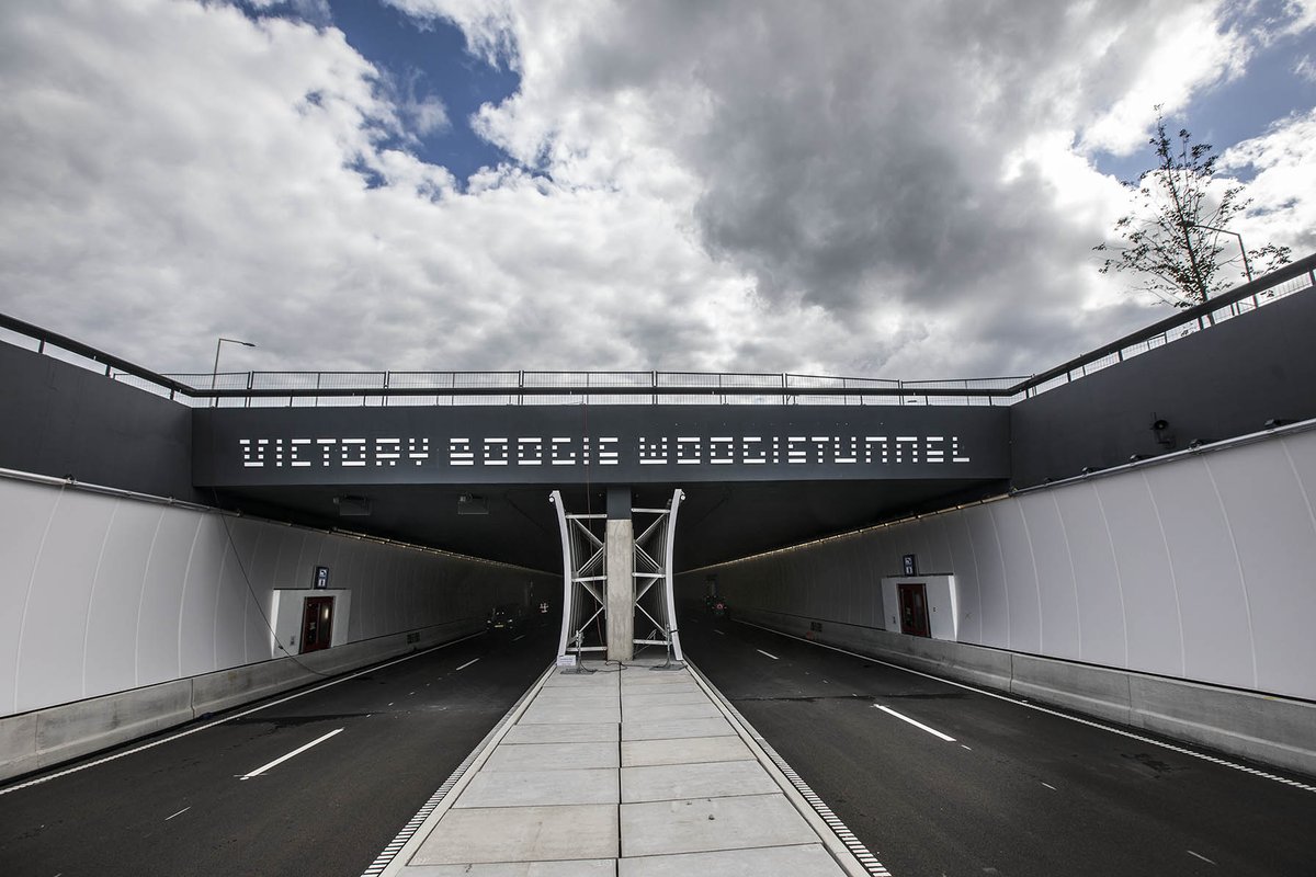Rotterdamsebaan's tweet photo. In de Binckhorst en in de Vlietzoom werd vorige week de naam van de tunnel letter voor letter zichtbaar. Aan beide kanten van de tunnel staat nu boven de ingang in grote letters over een lengte van 18 meter VICTORY BOOGIE WOOGIETUNNEL. https://t.co/YIIjvnSXjK