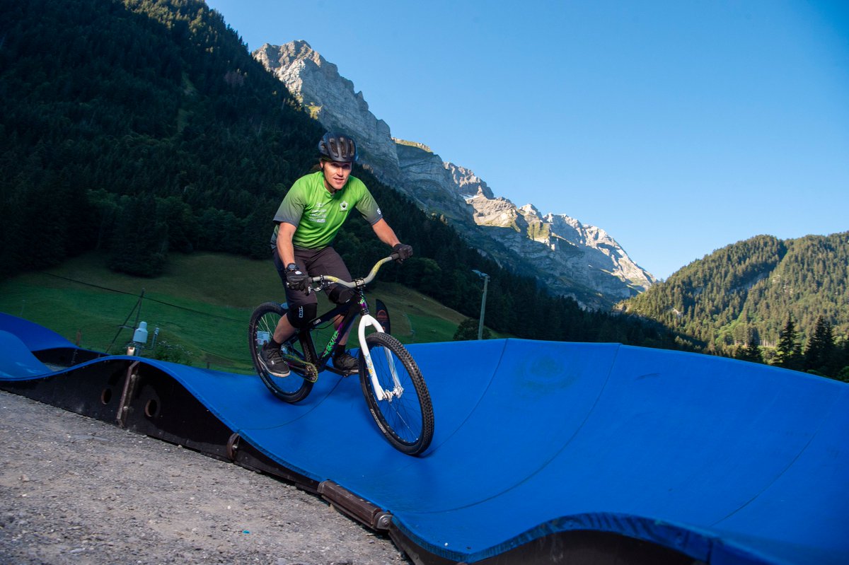 lenouvelliste's tweet photo. #SPORT En #Valais, le #pumptrack a le vent dans le dos! #Champéry est l’un des pôles forts du canton et accueille ce week-end les demi-finales du Pumptrack Trophy Valais/#Wallis 
➡️ https://t.co/toCpvJxGNU 
@PDS_CH @RegDentsDuMidi @valaiswallis @ValaisEvents #bikefestivals https://t.co/ePNcoMJTFw