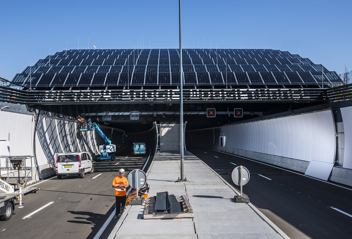 Rotterdamsebaan's tweet photo. In de Binckhorst en in de Vlietzoom werd vorige week de naam van de tunnel letter voor letter zichtbaar. Aan beide kanten van de tunnel staat nu boven de ingang in grote letters over een lengte van 18 meter VICTORY BOOGIE WOOGIETUNNEL. https://t.co/YIIjvnSXjK