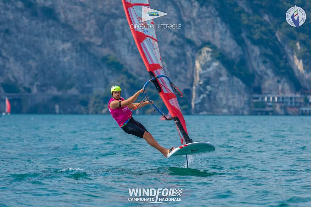 GActionGroup's tweet photo. Il nome di 𝗚 𝗔𝗰𝘁𝗶𝗼𝗻 𝗚𝗿𝗼𝘂𝗽 sulla vela dell' atleta Bruno Martini che lo scorso weekend si è aggiudicato il secondo posto al Campionato Italiano Foil Slalom. Complimenti Bruno. 💪☺️
#atuono #ita160 #slalom #vela @Ita160 https://t.co/tOvaU4AfWi