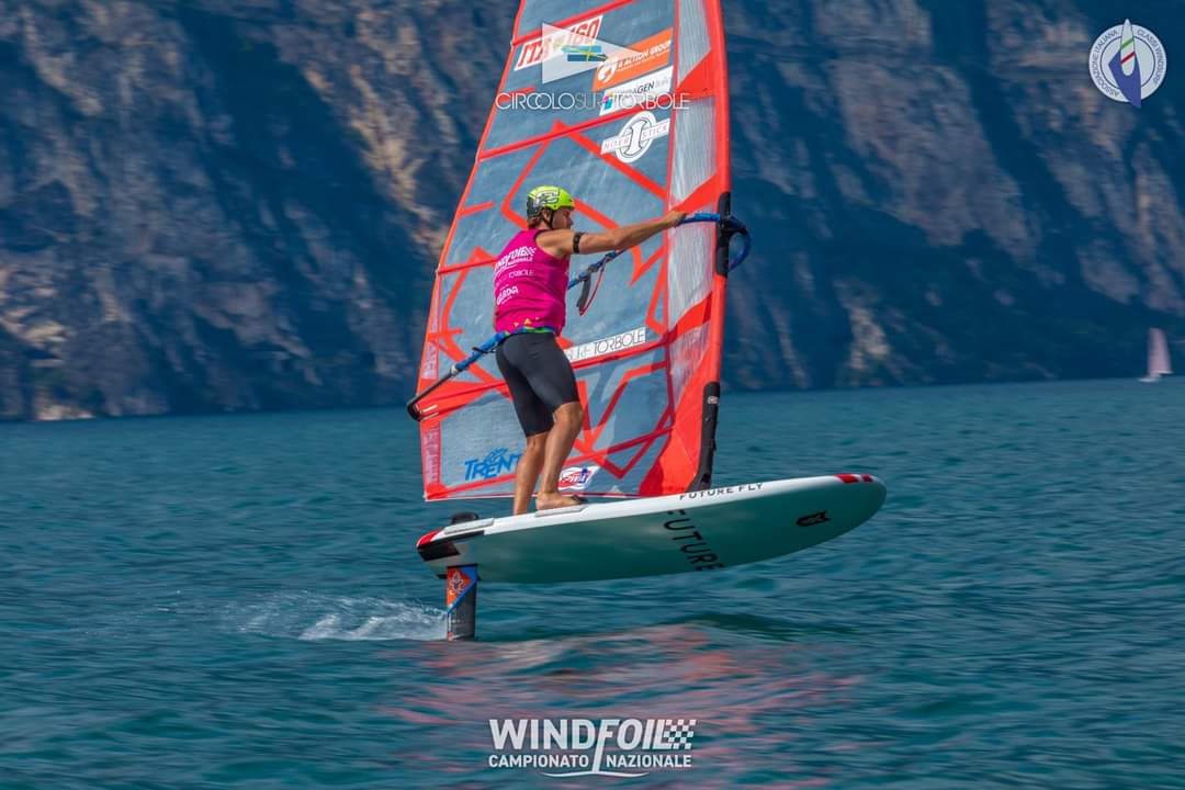 GActionGroup's tweet photo. Il nome di 𝗚 𝗔𝗰𝘁𝗶𝗼𝗻 𝗚𝗿𝗼𝘂𝗽 sulla vela dell' atleta Bruno Martini che lo scorso weekend si è aggiudicato il secondo posto al Campionato Italiano Foil Slalom. Complimenti Bruno. 💪☺️
#atuono #ita160 #slalom #vela @Ita160 https://t.co/tOvaU4AfWi