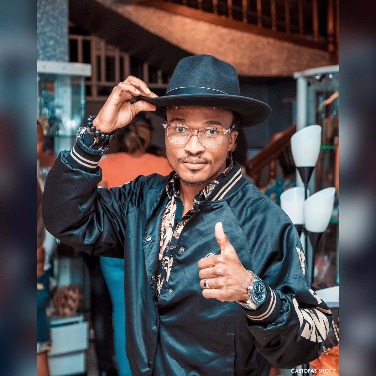 stinolancart23's tweet photo. Quelle que soit ta taille, tu ne peux jamais voir demain. << Soit Patient!!! >> 

#Vieux Lanç’Art👨🏾‍🦳l’enfant béni de Dieu❤️🙏🏾

#AvecDieuNousFeronsDesExploits https://t.co/oKxq1pvKlR